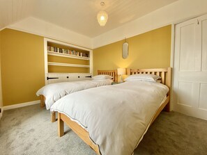 4 bedrooms, iron/ironing board, free WiFi, bed sheets