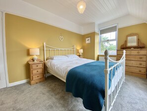 4 bedrooms, iron/ironing board, free WiFi, bed sheets - Four bedrooms with garden and driveway parking.  Pets welcome. (St Merryn)