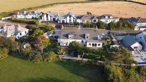 Zona residencial con casas, piscina y un campo grande al fondo.