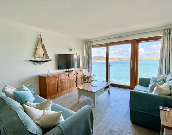 Télévision, lecteur de DVD, chaîne hi-fi