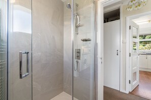Een douche, een haardroger, handdoeken