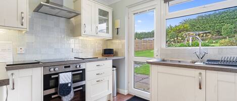 Kühlschrank, Mikrowelle, Ofen, Geschirrspüler