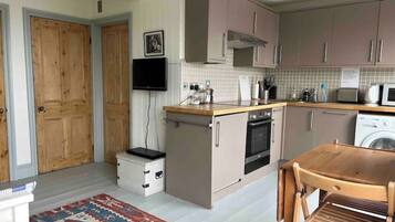 Jääkaappi, mikroaaltouuni, uuni, liesi