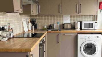 Køleskab, mikrobølgeovn, ovn, kogeplade