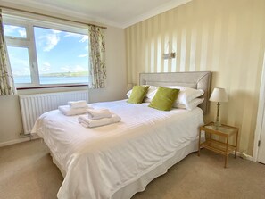 3 slaapkamers, een strijkplank/strijkijzer, gratis wifi, beddengoed