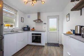 Kühlschrank, Mikrowelle, Ofen, Geschirrspüler