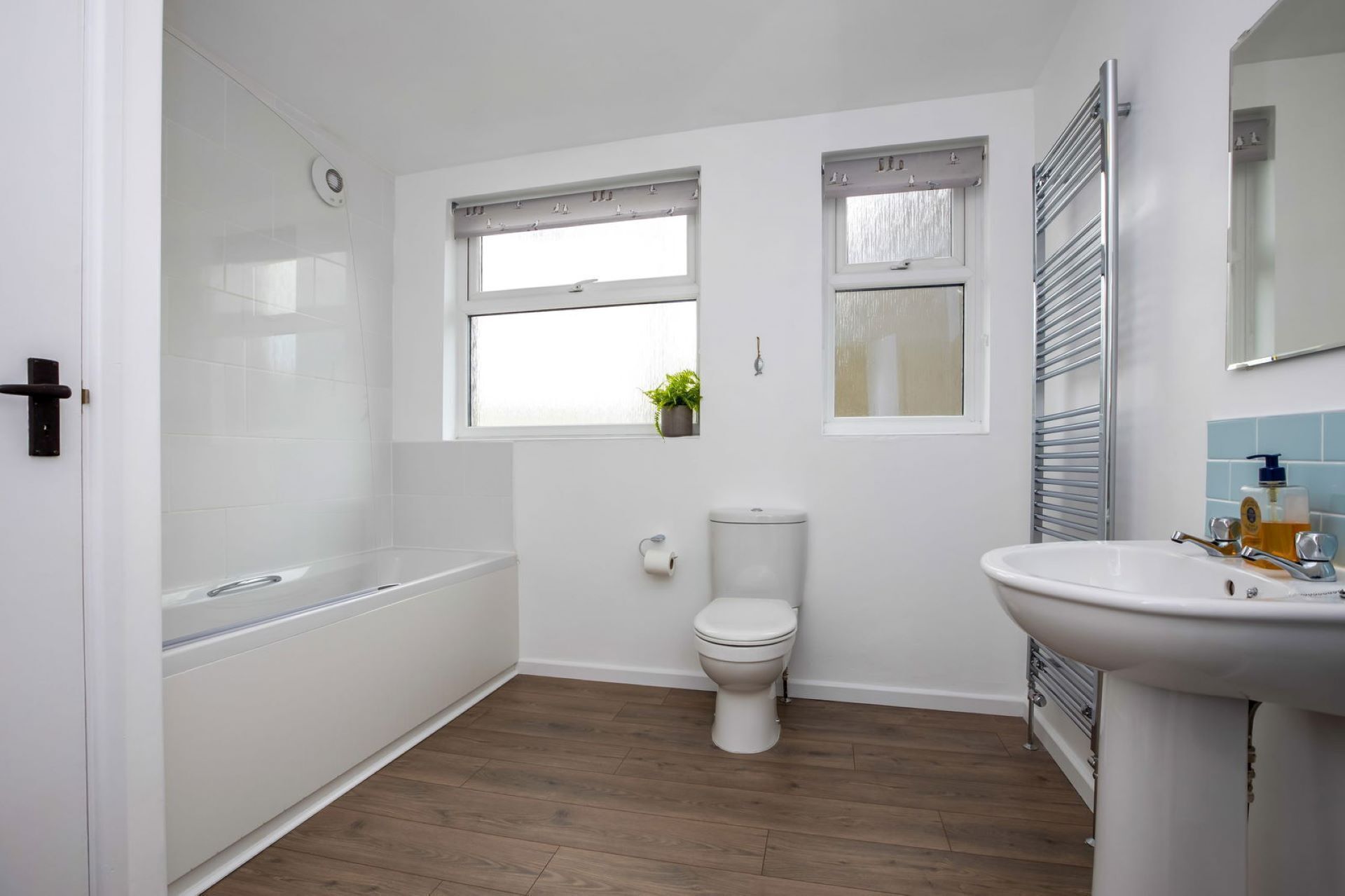Une salle de bain moderne avec une baignoire, des toilettes et un lavabo.