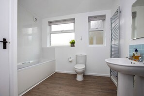 Sèche-cheveux, serviettes fournies