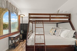 4 bedrooms, desk, iron/ironing board, free WiFi