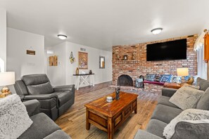 Smart TV, fireplace