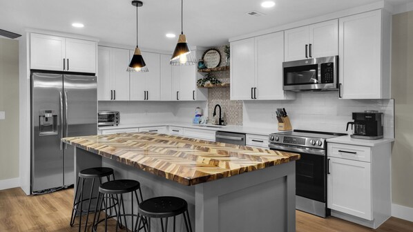 House, Multiple Beds, Pool Access, Pool View (18 Initial Ln) | Private kitchen | Fridge, microwave, oven, stovetop