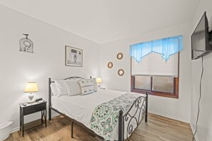 4 bedrooms, desk, iron/ironing board, free WiFi