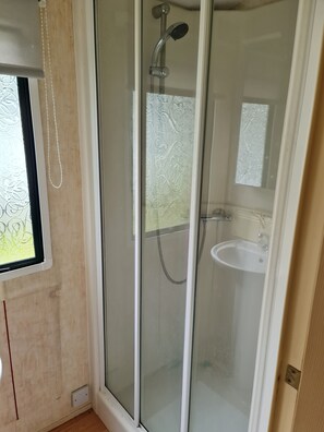 Shower, hair dryer, towels, soap - Willerby Holiday Home (3-Bed Holiday Home Near Durham City) (Hartlepool)