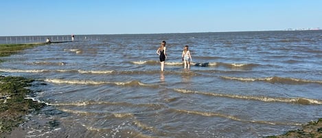 Una spiaggia nelle vicinanze