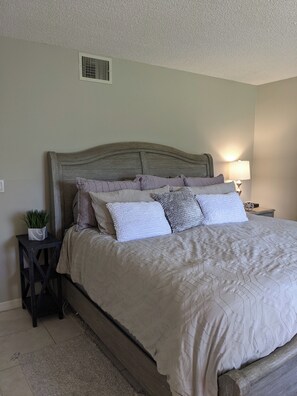 3 bedrooms, desk, iron/ironing board, WiFi - Beachfront 3 Bedroom 2 fullBath snowbird retreat!!Corner unit tons of privacy (Cocoa Beach)