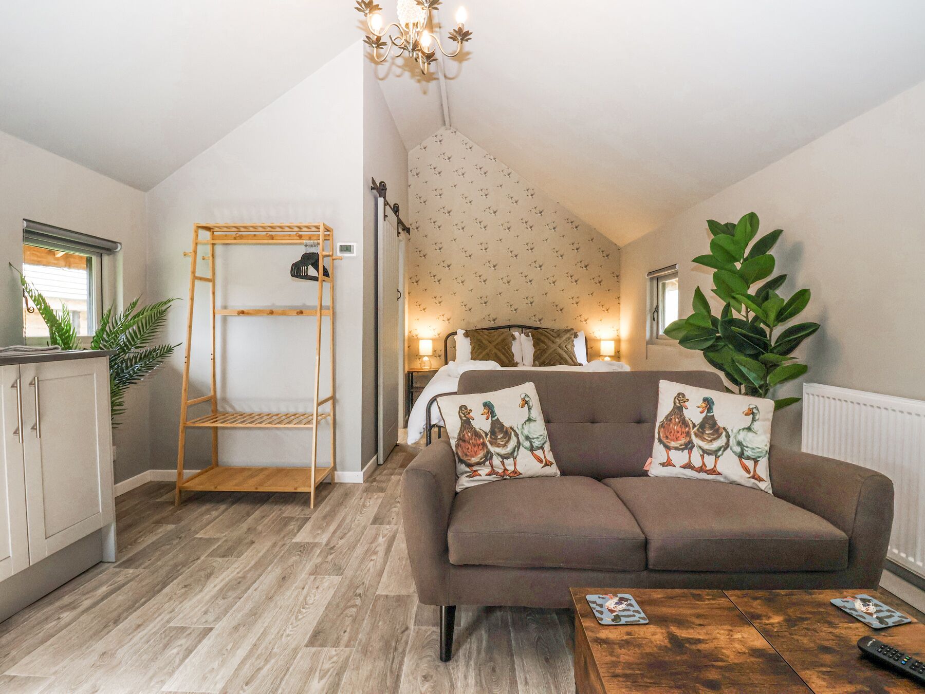 1 habitación, decoración personalizada y muebles diferentes 