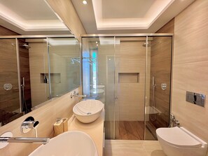 Vasca idromassaggio, asciugacapelli, bidet, asciugamani