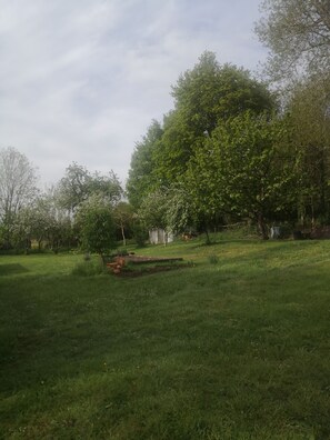 Property grounds - Bed and breakfast with independent access, located in the countryside. (Vernie)