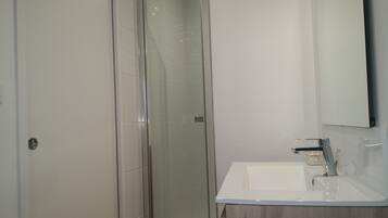 Douche, serviettes fournies, savon, papier toilette