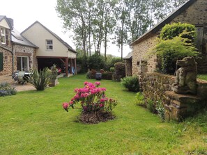Property grounds - Bed and breakfast with independent access, located in the countryside. (Vernie)