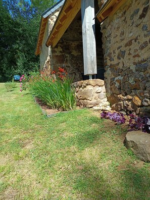 Property grounds - Bed and breakfast with independent access, located in the countryside. (Vernie)