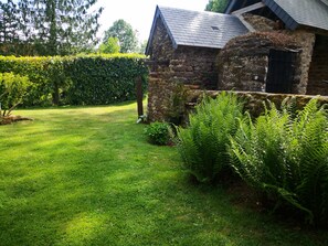 Property grounds - Bed and breakfast with independent access, located in the countryside. (Vernie)