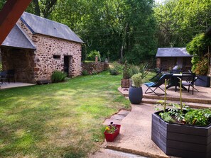 Outdoor dining - Bed and breakfast with independent access, located in the countryside. (Vernie)
