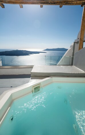 Suite Supérieure, bain à remous, vue mer | 1 chambre, coffres-forts dans les chambres, fer et planche à repasser