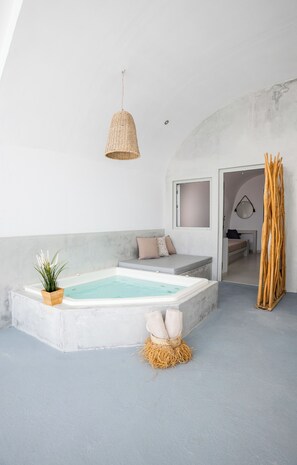 Suite Familiale, bain à remous, vue mer | 1 chambre, coffres-forts dans les chambres, fer et planche à repasser