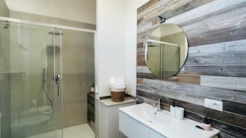 Regadera, secadora de cabello, bidet, toallas