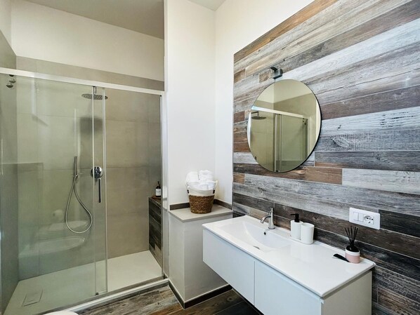 Dusche, Haartrockner, Bidet, Handtücher