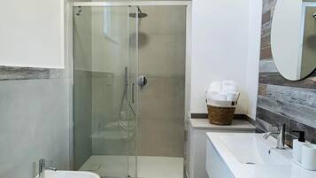 Doccia, asciugacapelli, bidet, asciugamani