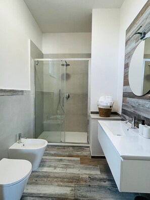 Shower, hair dryer, bidet, towels - Camera ampia matrimoniale/tripla (Vitorchiano)