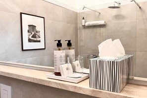 Douche, sèche-cheveux