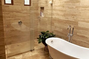 Hus | 6 sovrum och skrivbord