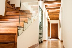 6 bedrooms, desk - Luxury Casa Guayllabamba - BBQ Jacuzzi Gym Piscina (Guayllabamba)