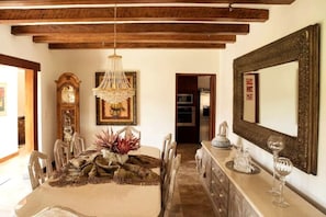 6 bedrooms, desk - Luxury Casa Guayllabamba - BBQ Jacuzzi Gym Piscina (Guayllabamba)