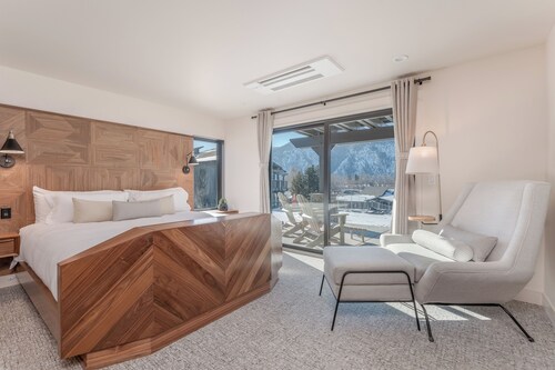 Luxury at the Lake- Yacinde F1