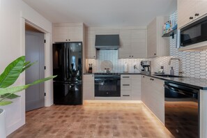 Kühlschrank, Mikrowelle, Ofen, Herdplatte