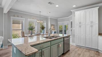 Casa, varias camas, patio, vista al jardín (Beach Please) | Interior