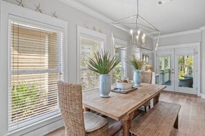 Rumah, Beberapa Tempat Tidur, patio, pemandangan kebun (Beach Please) | Tempat makan