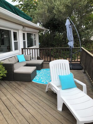 Terrace/patio - Charming 2-bedroom beachfront cottage with AC, WiFi in East Haven (East Haven)