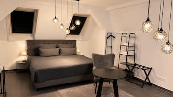 4 bedrooms, desk, iron/ironing board, WiFi (free)