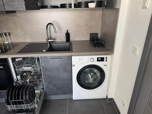 Cafetera y tetera, refrigerador, microondas y horno