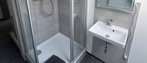 Sèche-cheveux, serviettes fournies