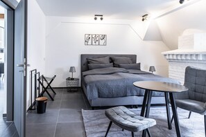 4 bedrooms, desk, iron/ironing board, free WiFi
