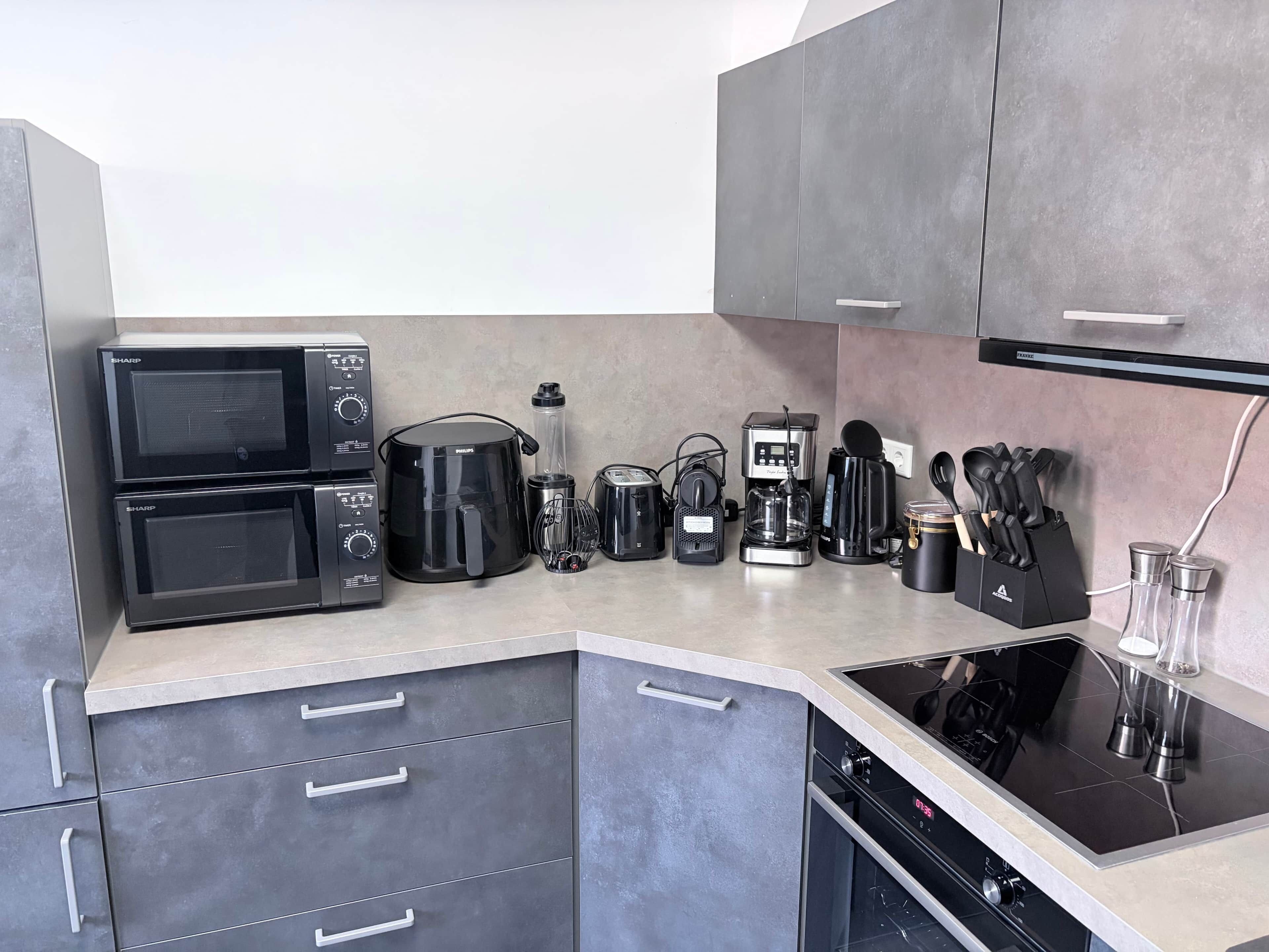 Wasserkocher mit Kaffee-/Teezubehör, Kühlschrank, Mikrowelle, Ofen