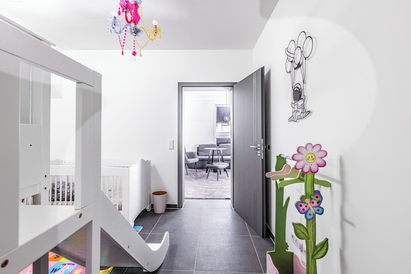 4 bedrooms, iron/ironing board, travel cot, Internet