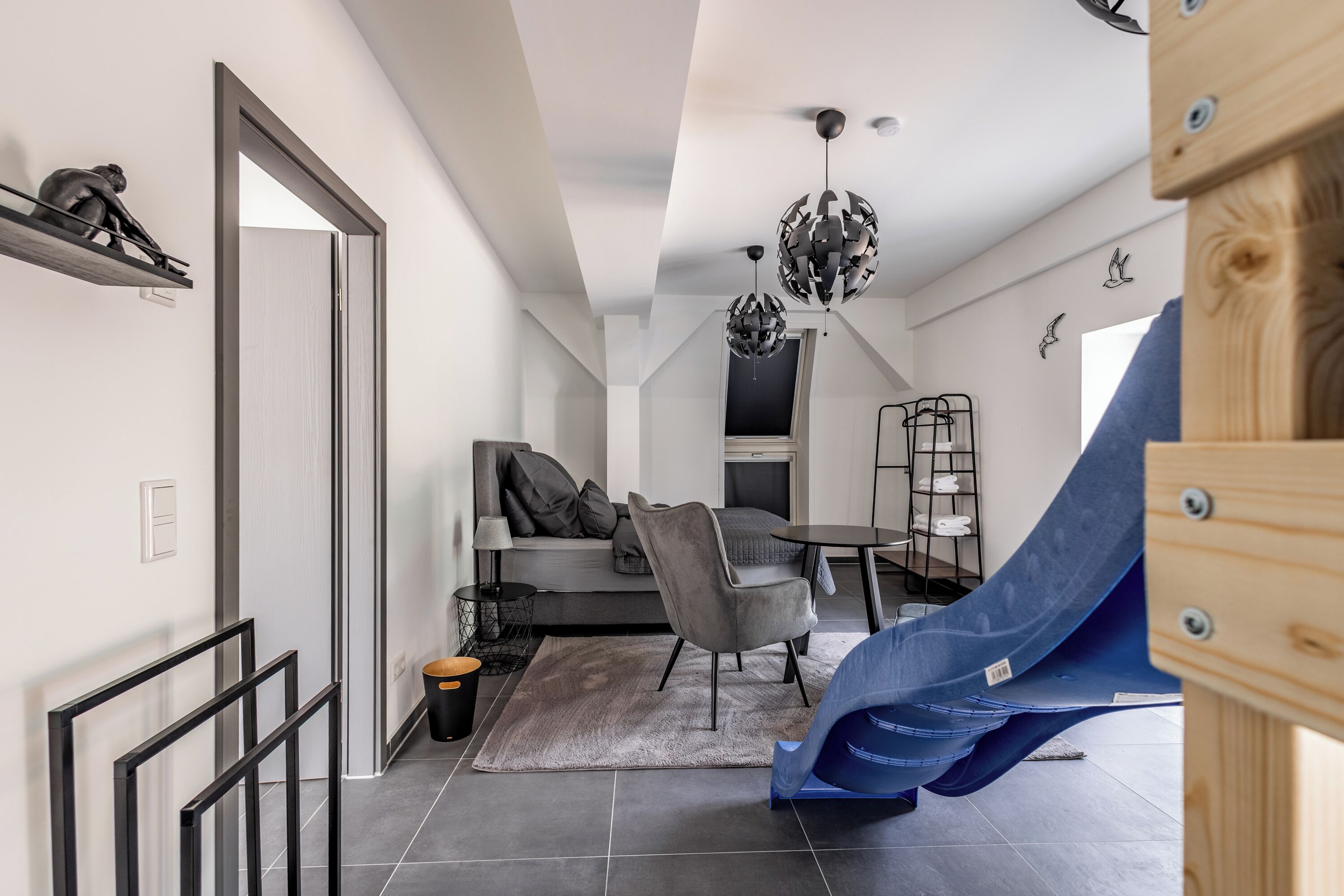 4 habitaciones, tabla de planchar con plancha, cuna de viaje y internet 