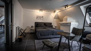 4 bedrooms, desk, iron/ironing board, WiFi (free)